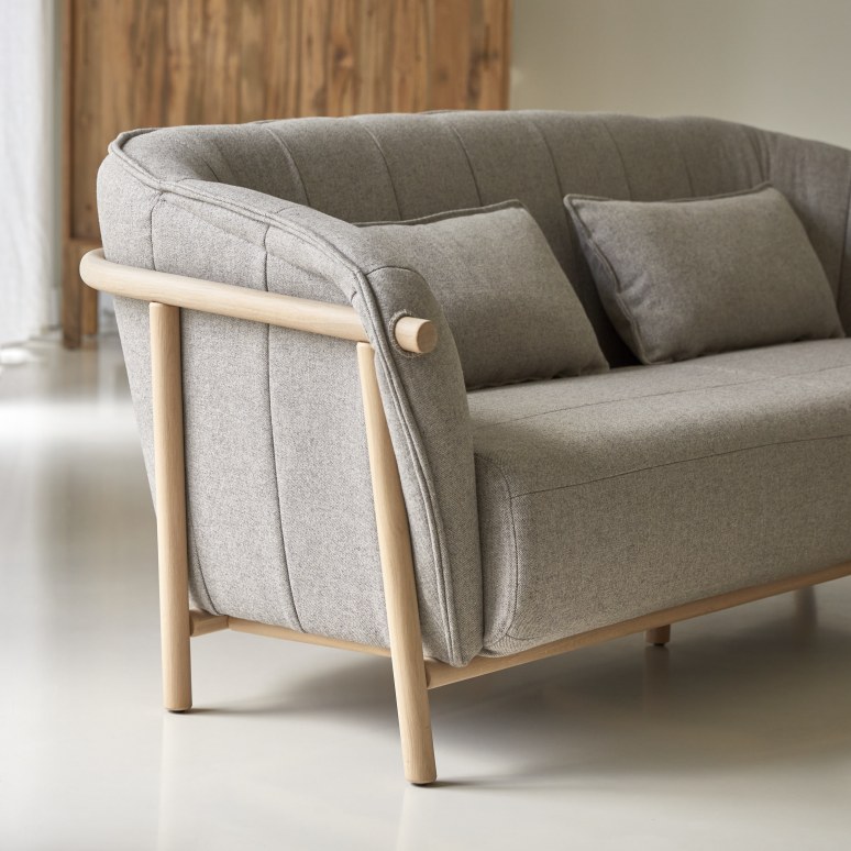 Yas - 2-Sitzer-Sofa mit massivem Eichenholzgestell und grauem Stoffbezug