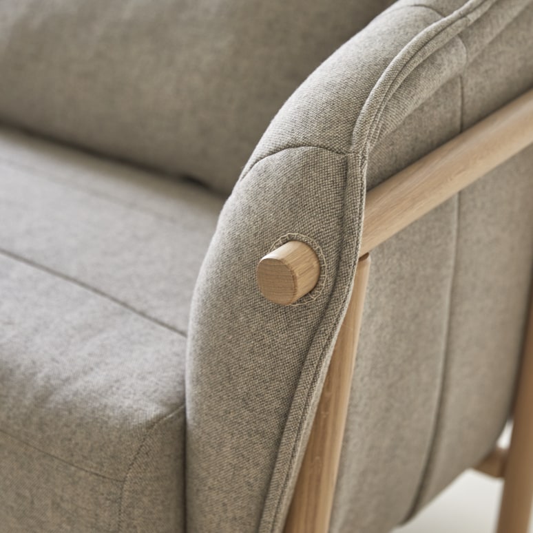 Yas - 2-Sitzer-Sofa mit massivem Eichenholzgestell und grauem Stoffbezug