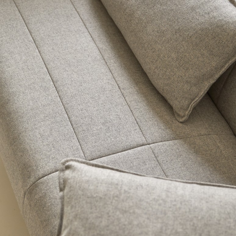 Yas - 2-Sitzer-Sofa mit massivem Eichenholzgestell und grauem Stoffbezug