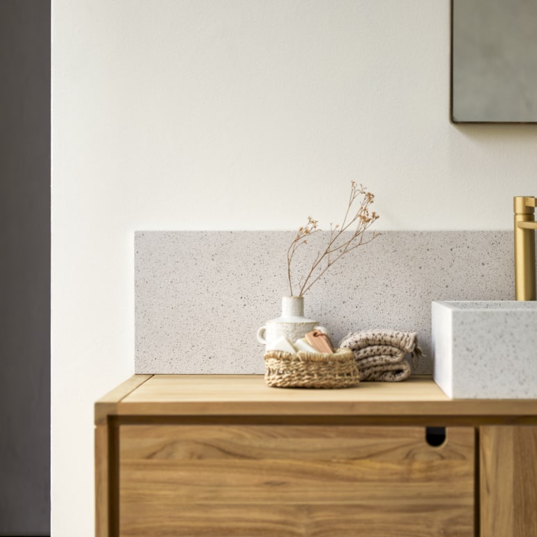 Ava - Splashback in white premium terrazzo 145 cm