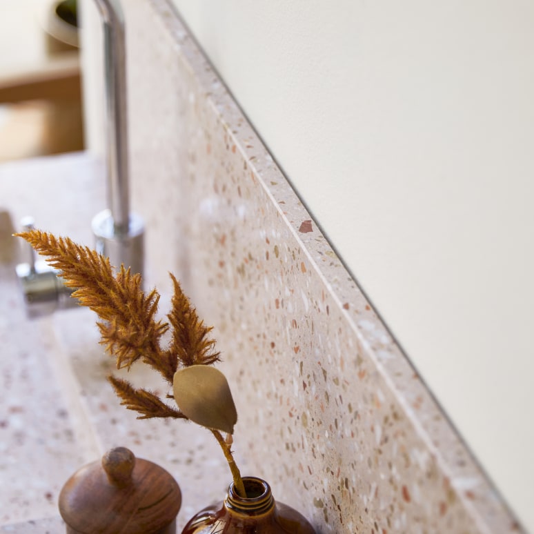 Ava - Spatwand in roze premium terrazzo 120 cm