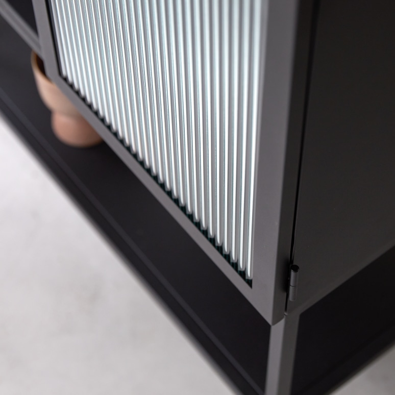 Antonin - Metalen vitrinekast