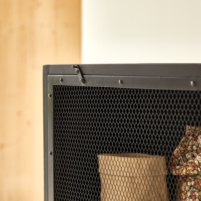 Alma - Kinderschrank aus Metall in Gitteroptik