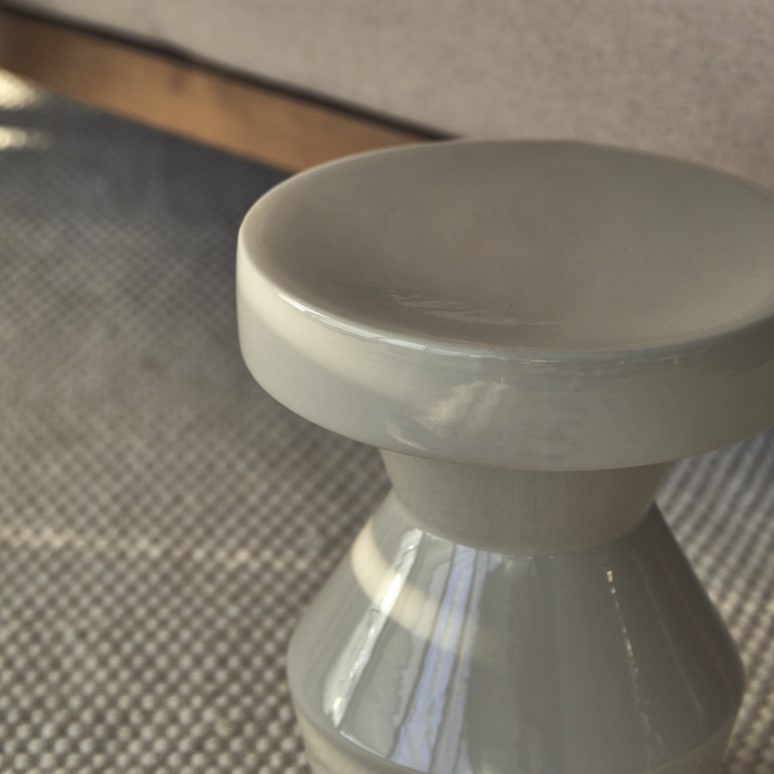 Sculptural - Mesa auxiliar de cerámica beige