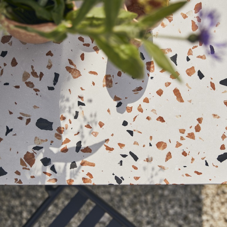 Elio - Mesa de jardín rectangular de terrazo prémium marrón y metal para 4-6 personas