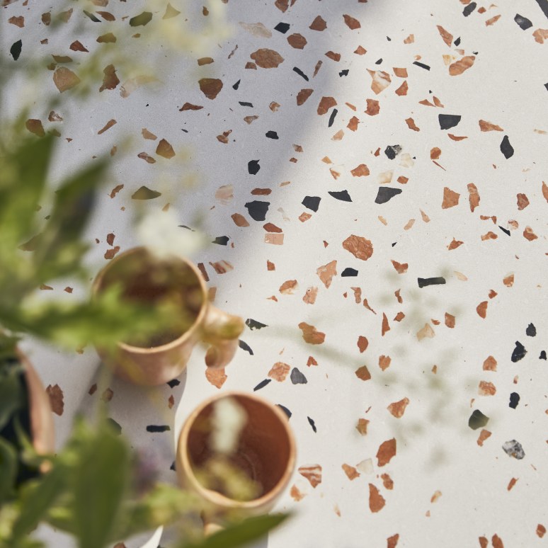 Elio - Table de jardin rectangulaire en terrazzo premium et métal brown 4/6 pers.