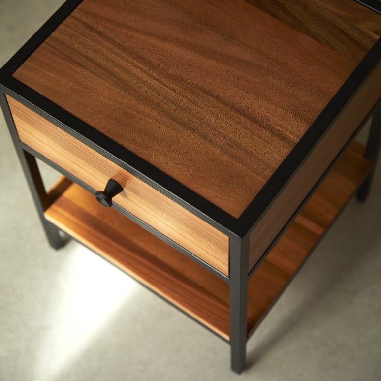 Agra - Comodino in legno di acacia massello e metallo