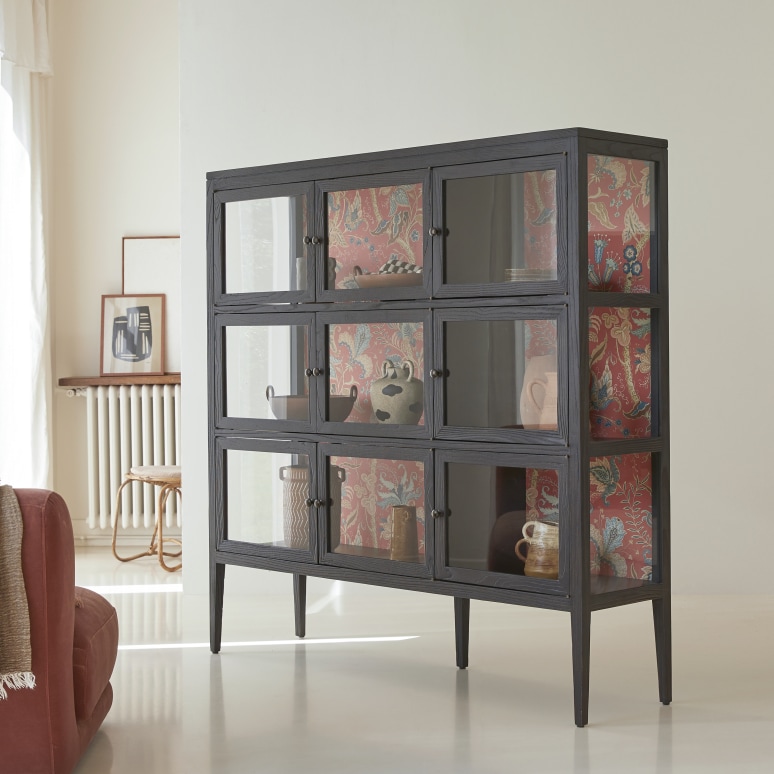 Tana - Breite Vitrine aus Ulmenholz