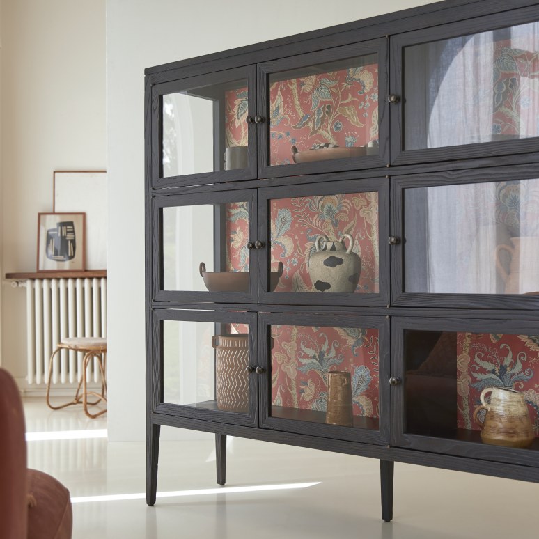 Tana - Breite Vitrine aus Ulmenholz