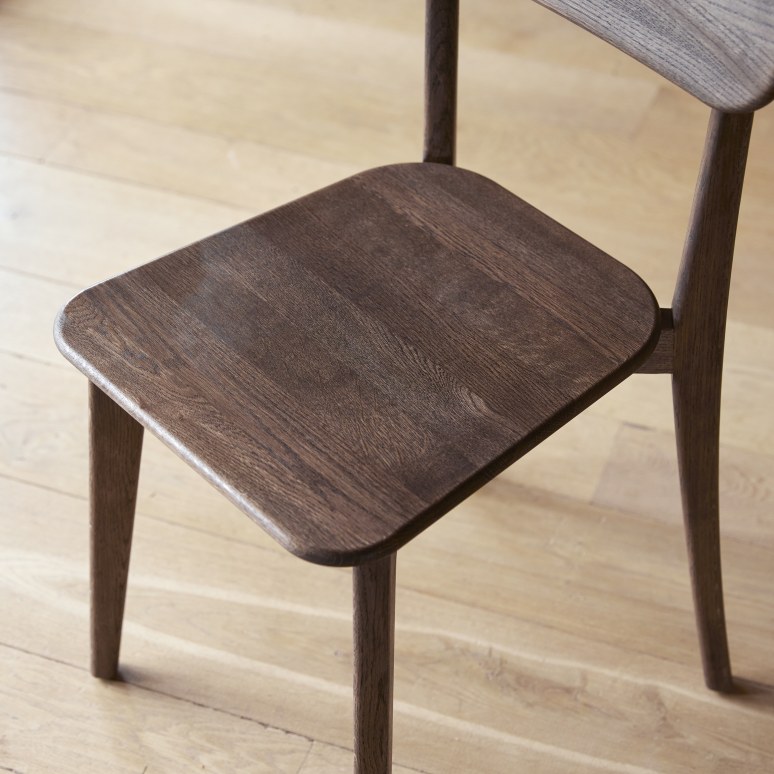 Abel - Sedia in legno di quercia massello brown