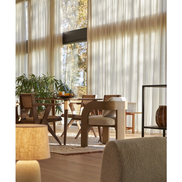 Boti - Stuhl aus massivem Mindiholz und ecrufarbenem Stoff