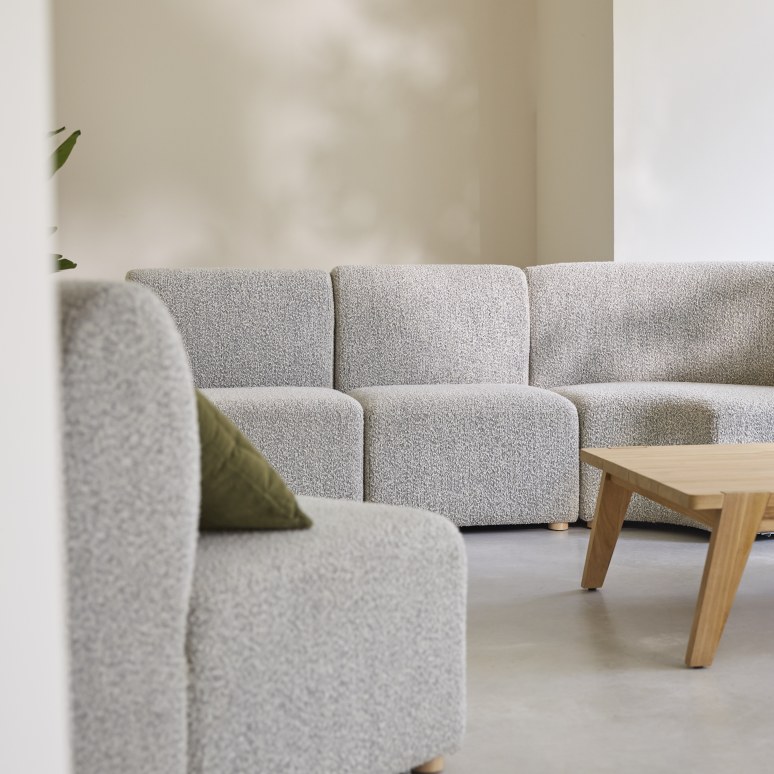 Swann - Poltroncina modulare in legno di acacia massello e tessuto grigio