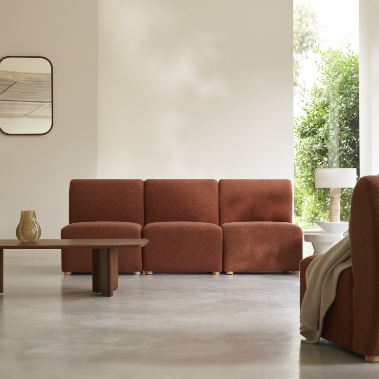 Swann - Divanetto modulare in legno di acacia massello e tessuto terracotta, 3 posti