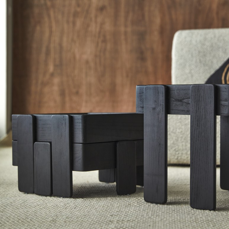 Nido - Stackable black side tables in solid mango
