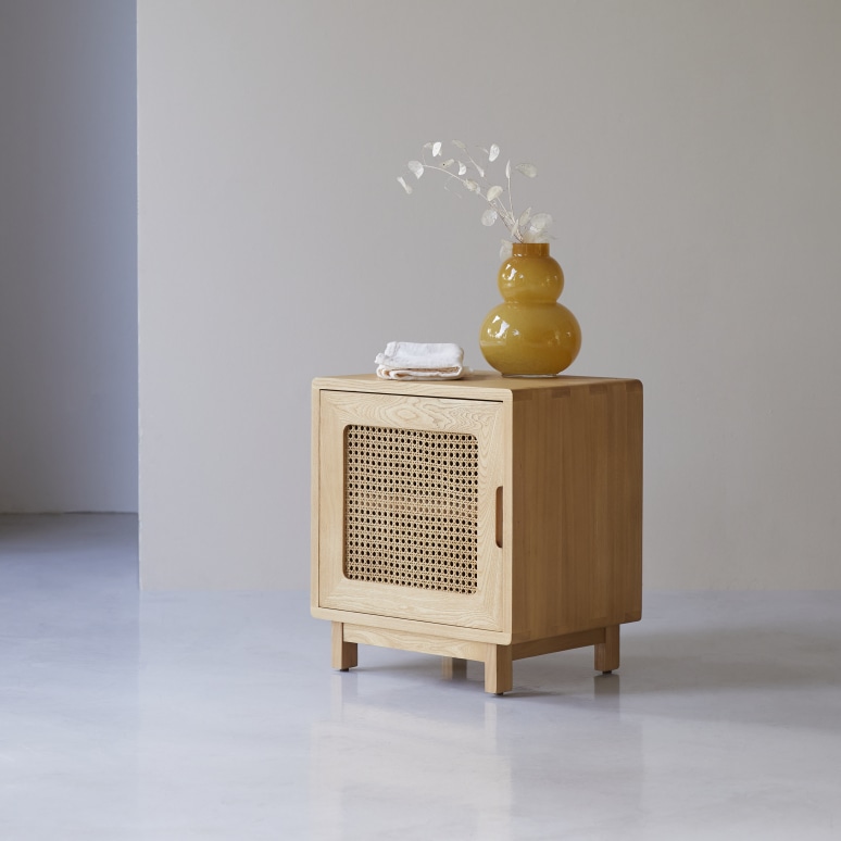 Luis - Comodino in legno di olmo massello e rattan