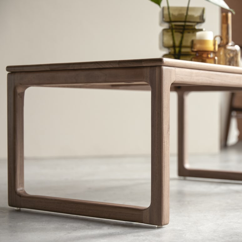 Arto - Mesa baja de nogal macizo