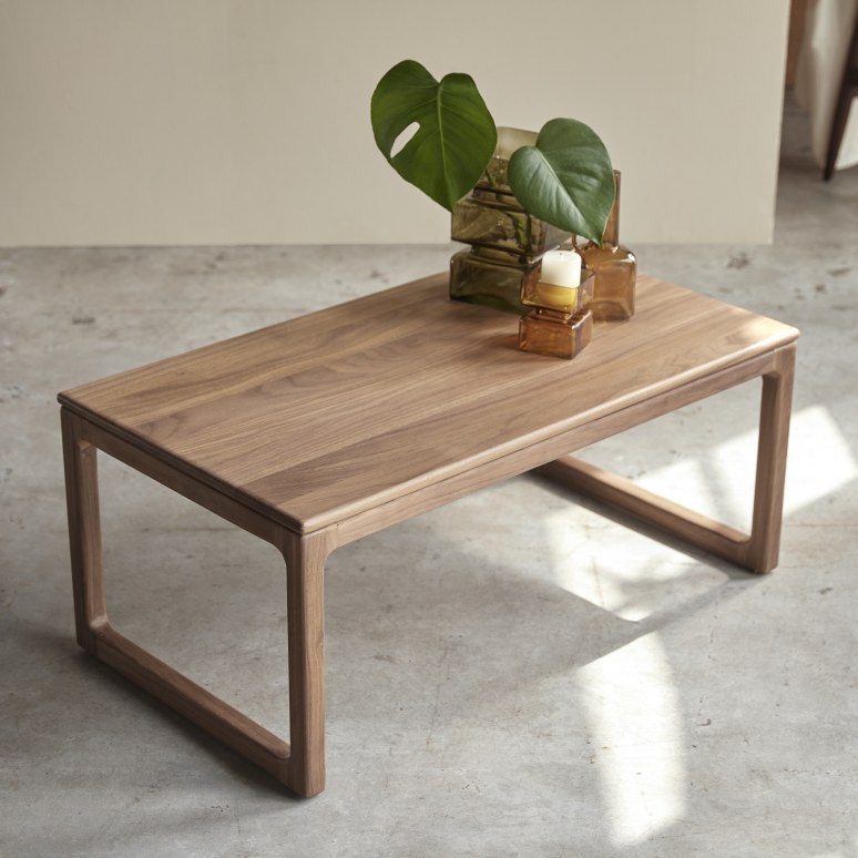 Arto - Table basse en noyer massif