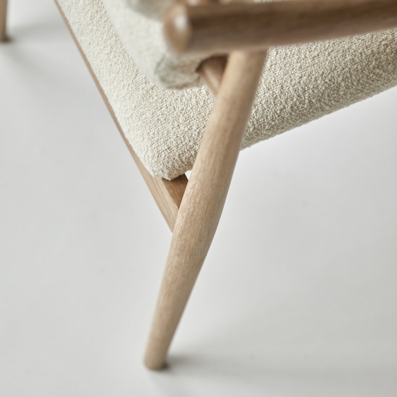 Colombe - Poltrona in legno massello di acacia e tessuto bouclé