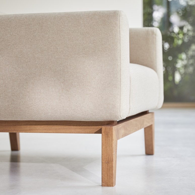 Bjorn - Armchair in solid oak and ecru fabric