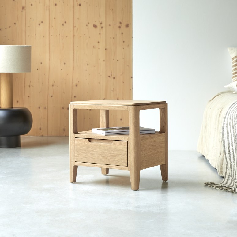 Arto - Bedside table in solid oak with 1 drawer