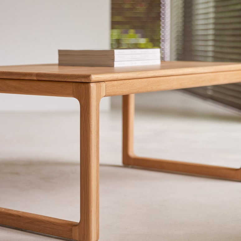 Arto - Couchtisch aus massiver Eiche