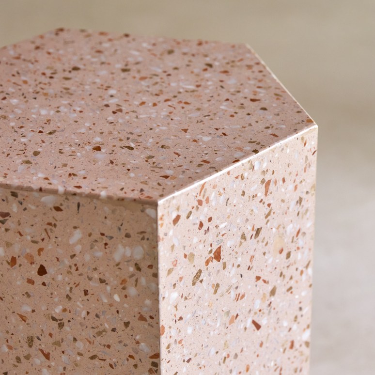 Zoé - Side table in premium pink terrazzo