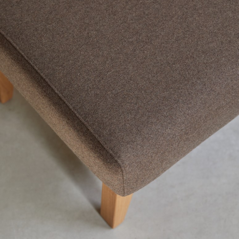 Bjorn - Footrest in solid oak and brown-coloured fabric