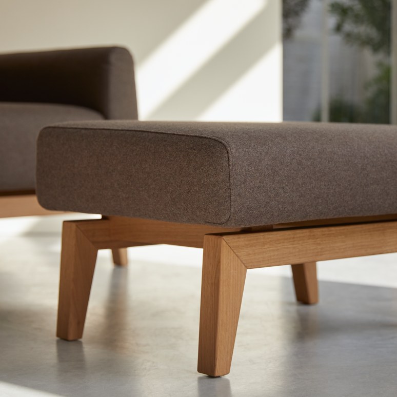 Bjorn - Footrest in solid oak and brown-coloured fabric