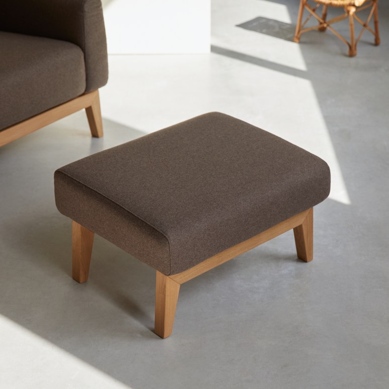 Bjorn - Footrest in solid oak and brown-coloured fabric