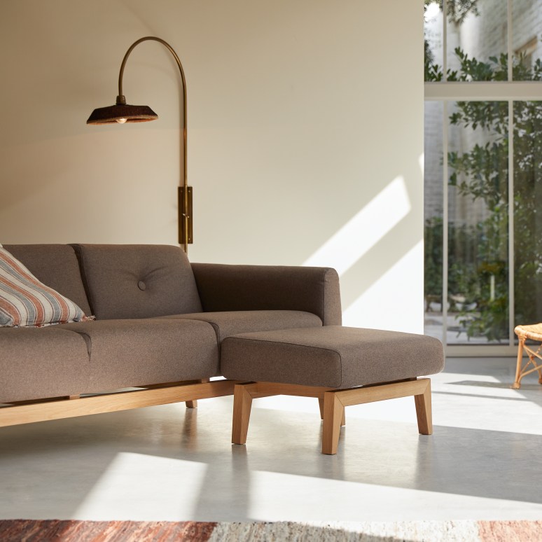 Bjorn - Footrest in solid oak and brown-coloured fabric