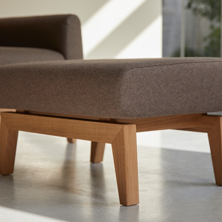 Bjorn - Footrest in solid oak and brown-coloured fabric