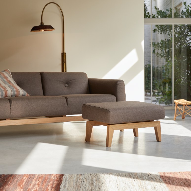 Bjorn - 2-Sitzer-Sofa mit massivem Eichenholzgestell und braunem Stoffbezug