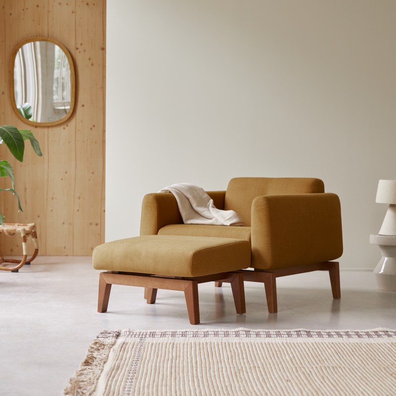 Bjorn - Footrest in solid oak and mustard-coloured fabric