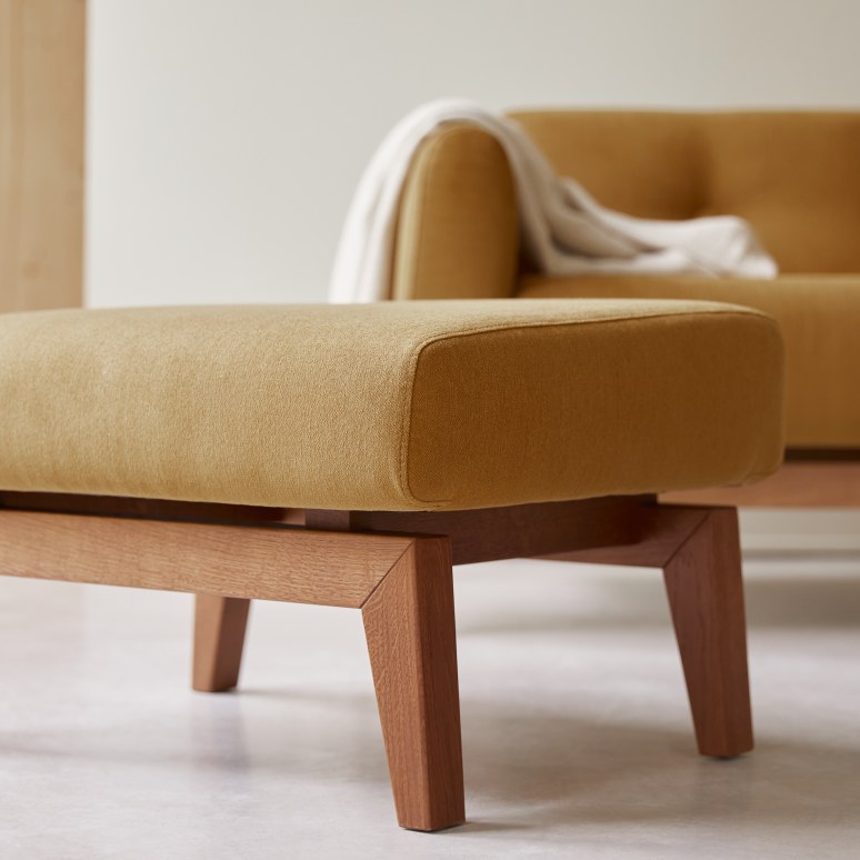 Bjorn - Footrest in solid oak and mustard-coloured fabric