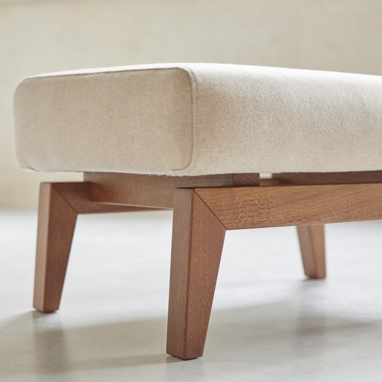 Bjorn - Solid oak and ecru-coloured wool footrest