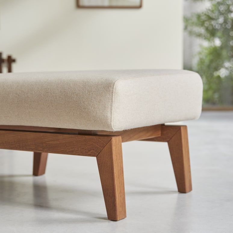 Bjorn - Solid oak and ecru-coloured wool footrest