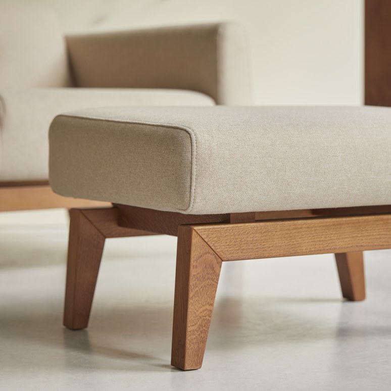 Bjorn - Reposapiés de roble macizo y tela color crudo