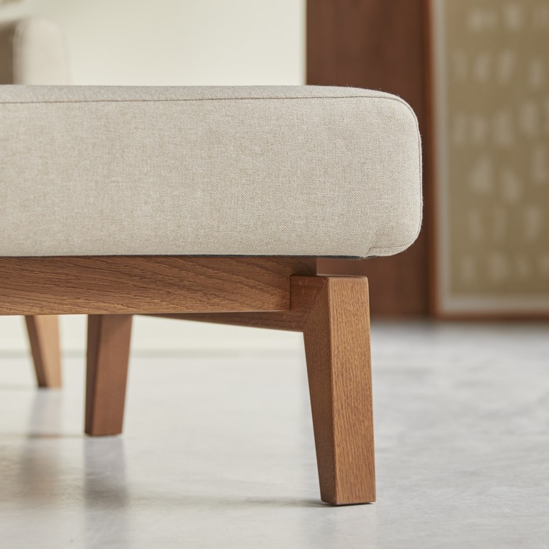 Bjorn - Fußhocker aus massivem Eichenholz und naturfarbenem Stoff