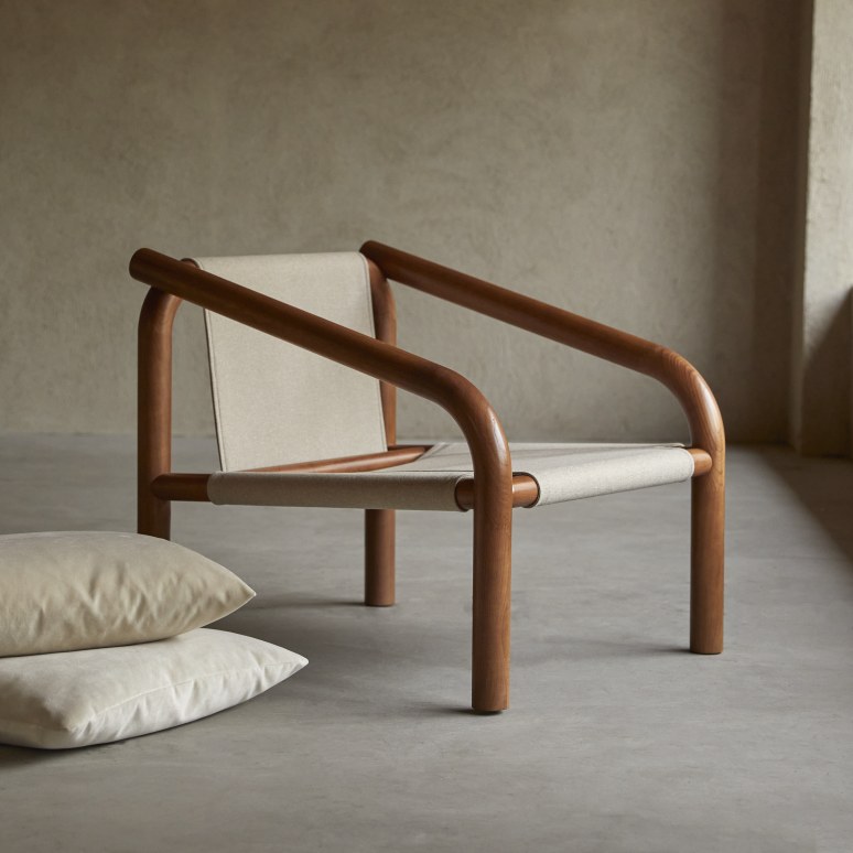 Opéra - Sillón de roble macizo oscuro y terciopelo color crema