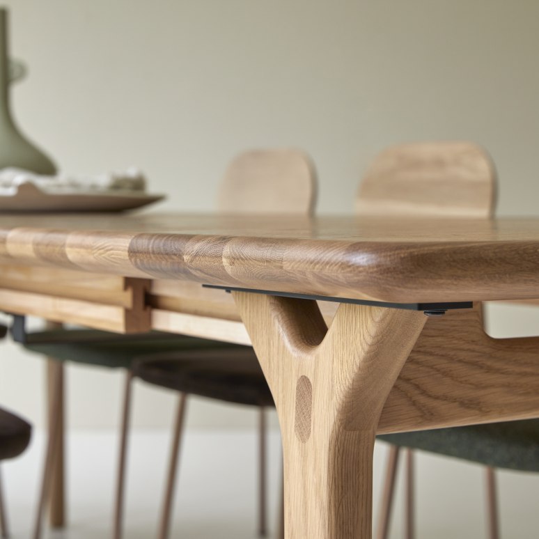 Clara - Extendable solid oak table – for 6 to 12 people
