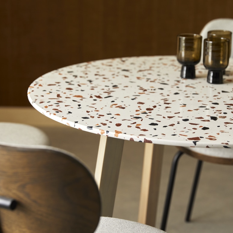 Elio - Tavolo tondo in battuto di terrazzo premium e legno di acacia massello, 4 persone