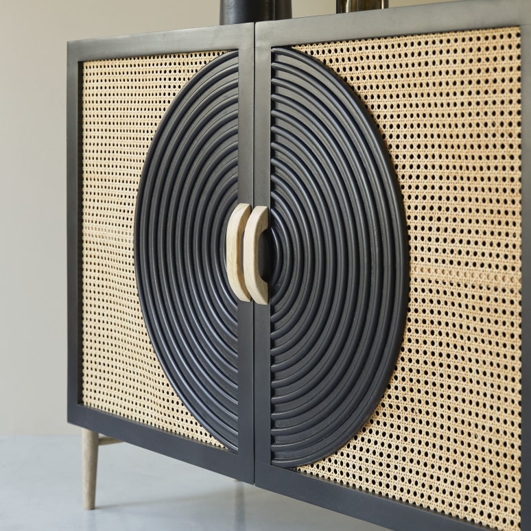 Sina - Aparador de mango macizo negro y ratán de 115 cm