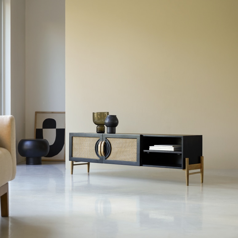 Sina - TV-Möbel aus massivem Mangoholz schwarz und Rattan 145 cm