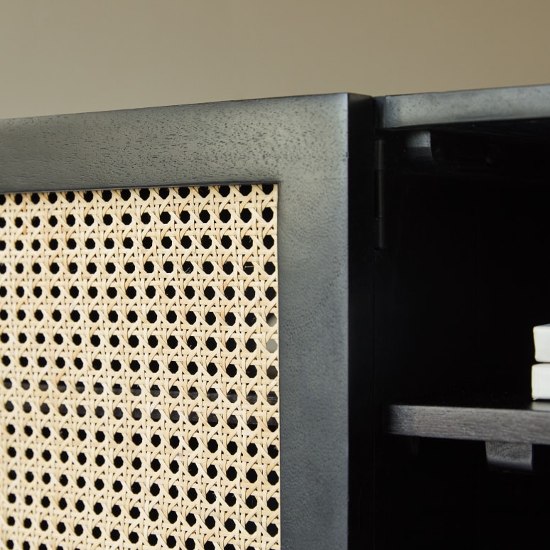 Sina - TV-Möbel aus massivem Mangoholz schwarz und Rattan 145 cm