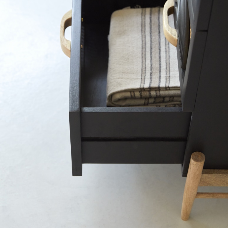 Sina - Commode en manguier massif noir et rotin