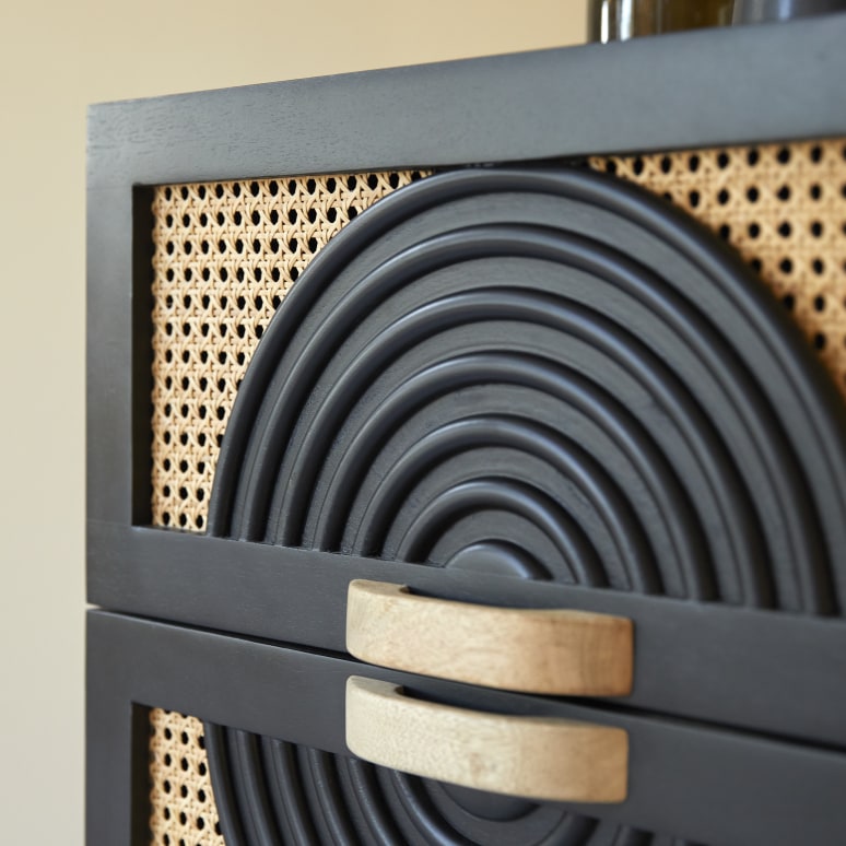 Sina - Kommode aus massivem Mangoholz in Schwarz und Rattan