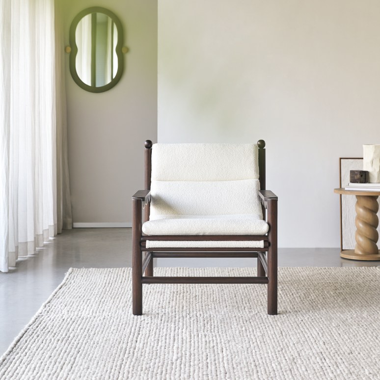 Alix - Sillón de madera de mindi y tela color crudo