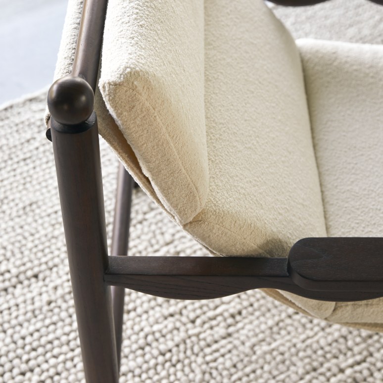 Alix - Sillón de madera de mindi y tela color crudo