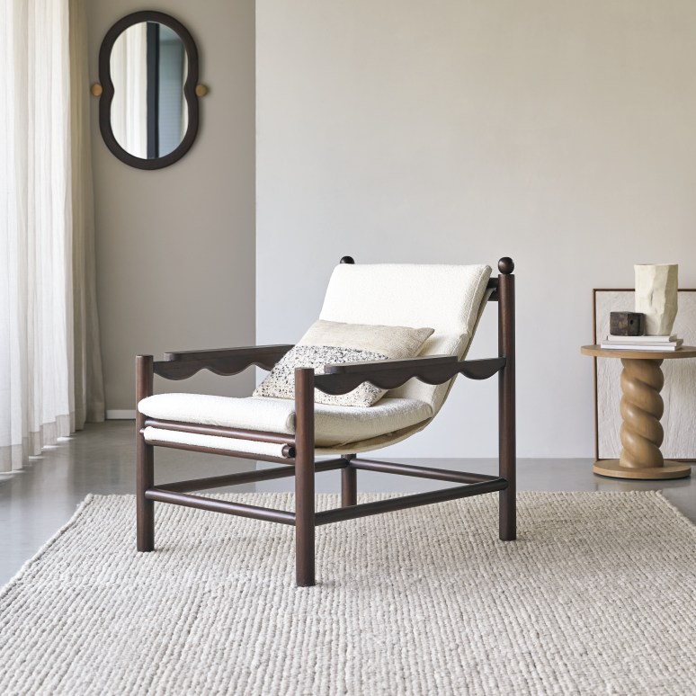 Alix - Sillón de madera de mindi y tela color crudo