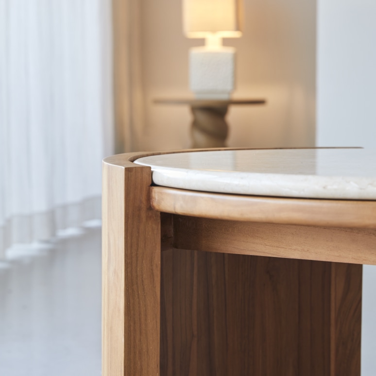 Virgile - Ronde bijzettafel in massief teak en marmer